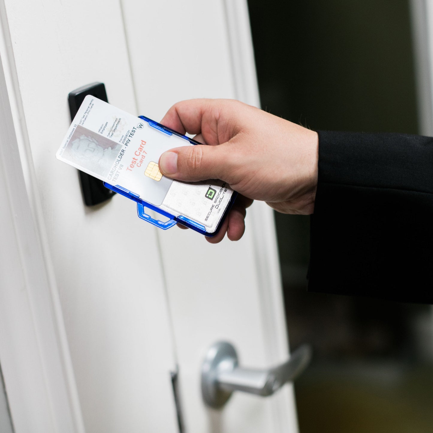 Secure Badge Holder DuoLite ® Horizontal 2 ID Card Holder