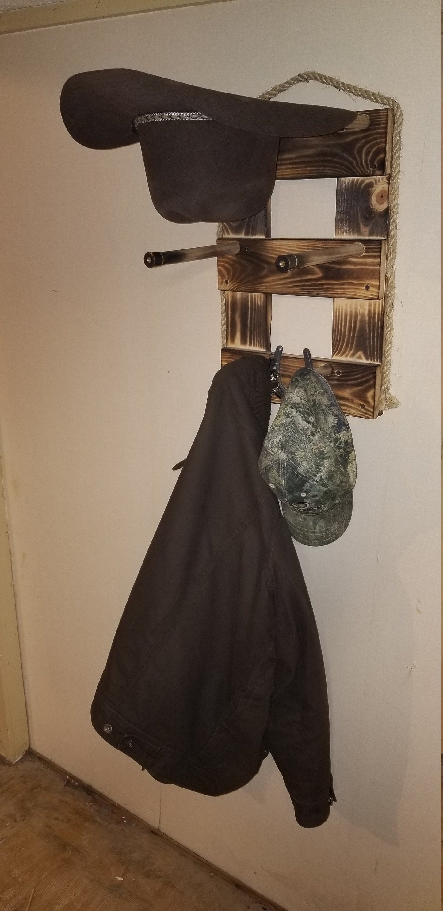 The 2-Hatter: Vertical Wall-Hanging Western Organization