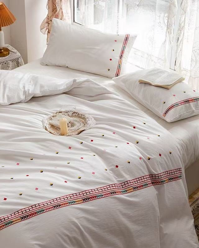 Isla White Floral Embroidered Bedding Set / Daisy