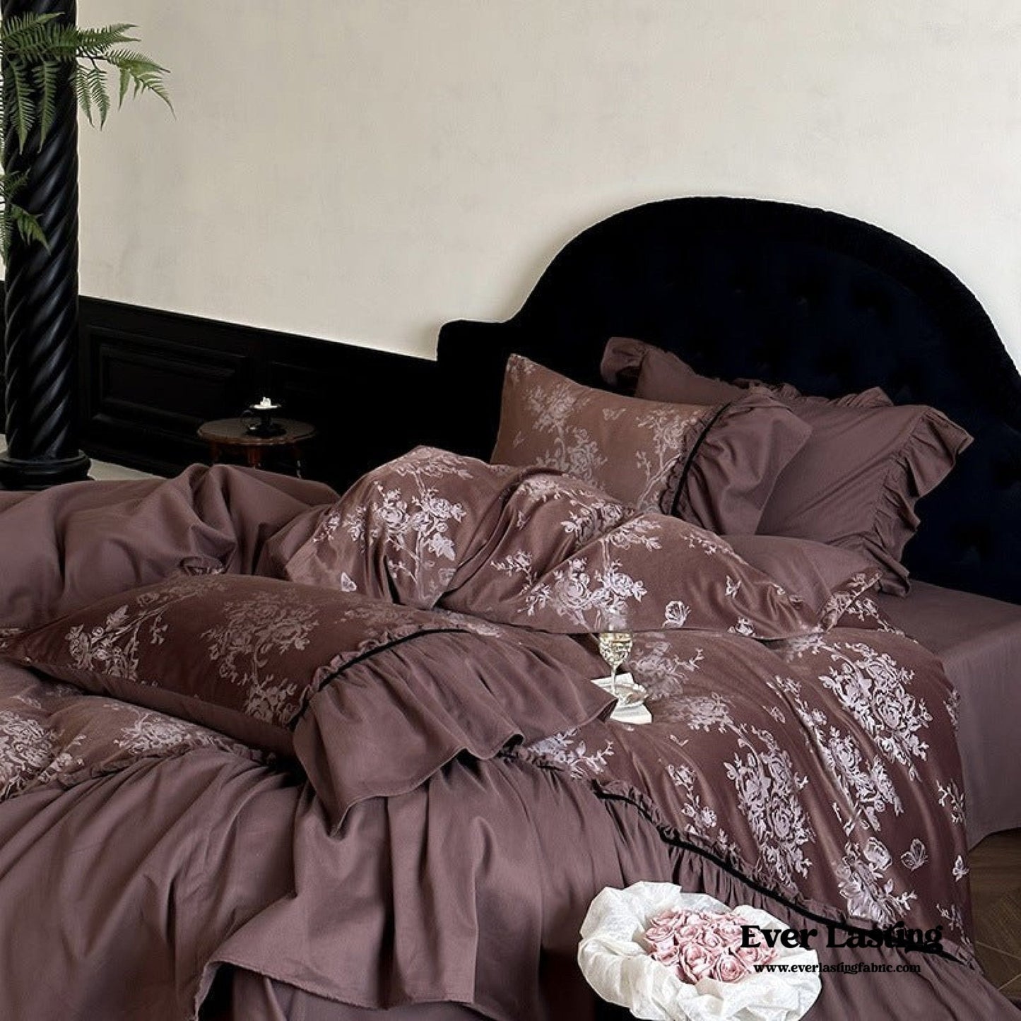 Jacquard Gilded Velvet Ruffled Bedding Set / Black