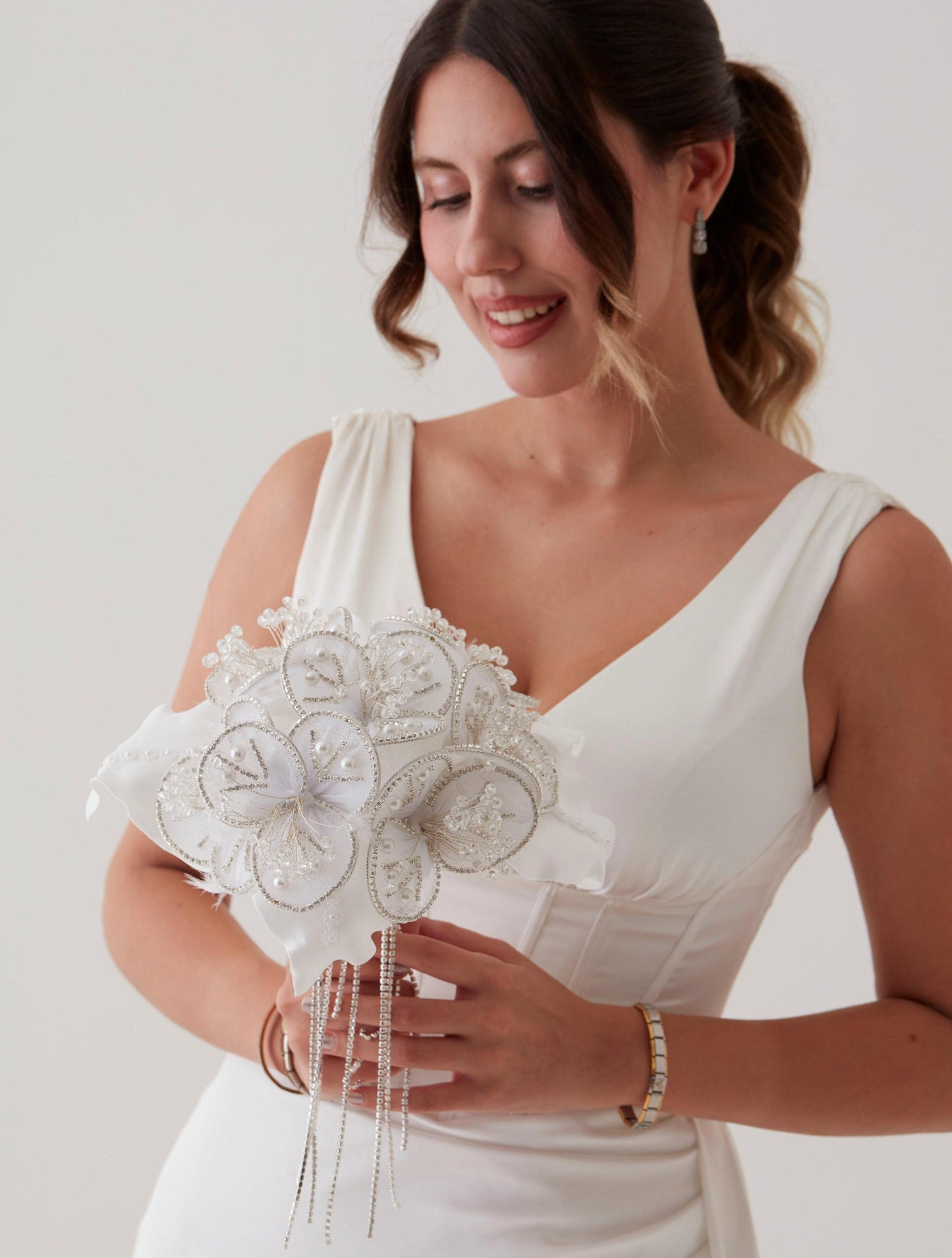 White Flower Bouquet – Ideal for Bridal, Quinceanera, or Proposal