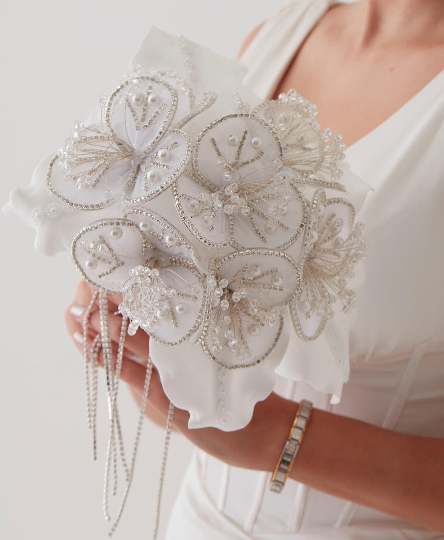 White Flower Bouquet – Ideal for Bridal, Quinceanera, or Proposal