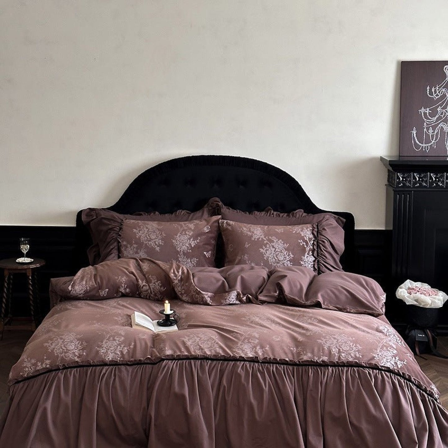 Jacquard Gilded Velvet Ruffled Bedding Set / Black