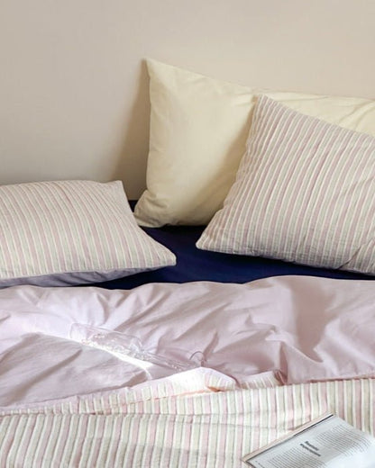 Logan Modern Pleated Striped Bedding Set / White