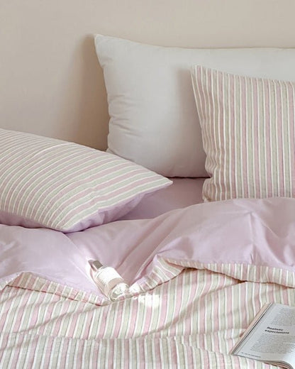 Logan Modern Pleated Striped Bedding Set / White