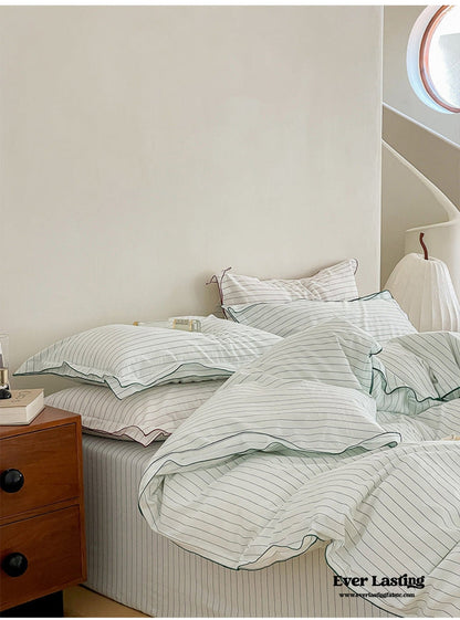 Scandinavian Overlock Striped Bedding Set / White + Red