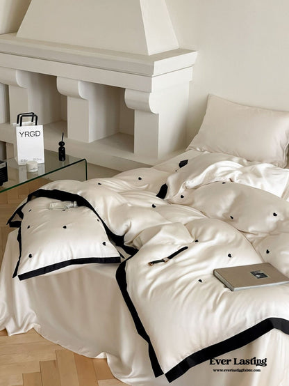 Silky Black Heart White Bedding Set / White + Black