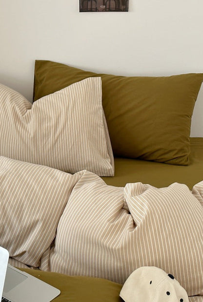 Thin Striped Bedding Set / Red
